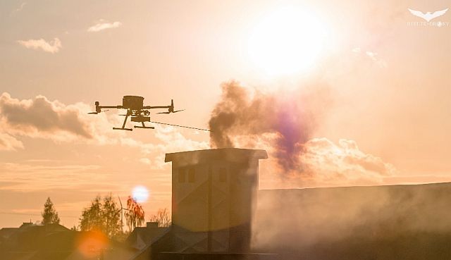 Dron nad kominem Dron nad kominem