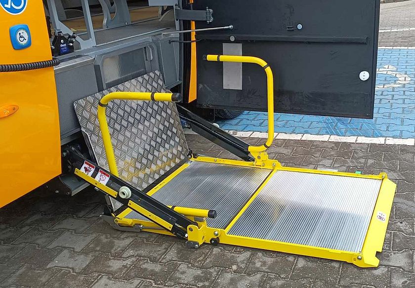 zakupiła nowy autobus szkolny